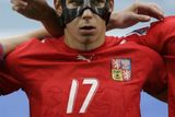 Marek Suchý se svým obličejovým krytem v zápase MS dvacetiletých proti Argentině.