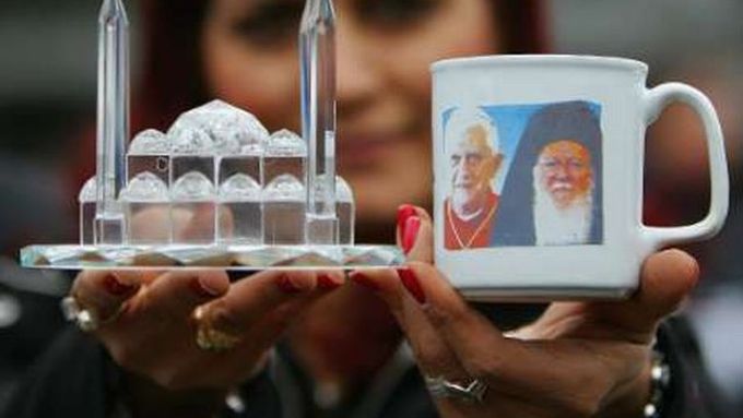 Žně mají díky papeži i prodejci suvenýrů. Na snímku model Modré mešity a hrnek s Benediktem XVI. a pravoslavným patriarchou Bartolomějem.