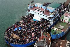 Řecká policie zadržela u Kréty loď s 200 uprchlíky