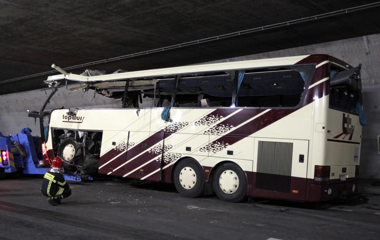 Tragická nehoda autobusu ve Švýcarsku