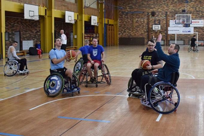 Florbalista Adam Šimonek (vlevo) poslouchá rady zkušeného basketbalisty Františka Šinděláře (vpravo).