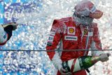 Brazílie - Filipe Massa se raduje z vítezství Velké ceny Brazílie. Na titul mistra světa to ale nestačilo.