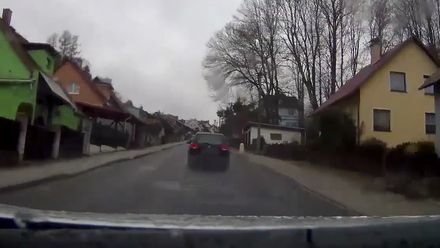 Mezi rodinnými domy se muž se zákazem řízení řítil přes 100 km/h