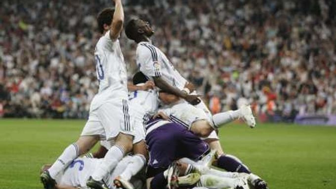 Fotbalisté Realu Madrid právě porazili Mallorku 3:1 a slaví zisk mistrovského titulu.