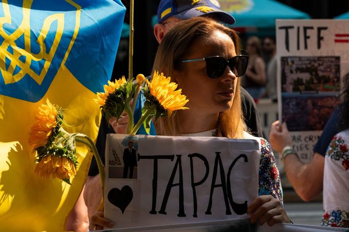 Kanadští Ukrajinci protestují proti uvedení dokumentu Rusové ve válce před kancelářemi torontského festivalu.