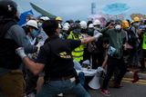 V Hongkongu v noci na pondělí znovu eskalovalo napětí mezi policií a lidmi nespokojenými s oklešťováním demokratických práv v této poloautonomní oblasti Číny.