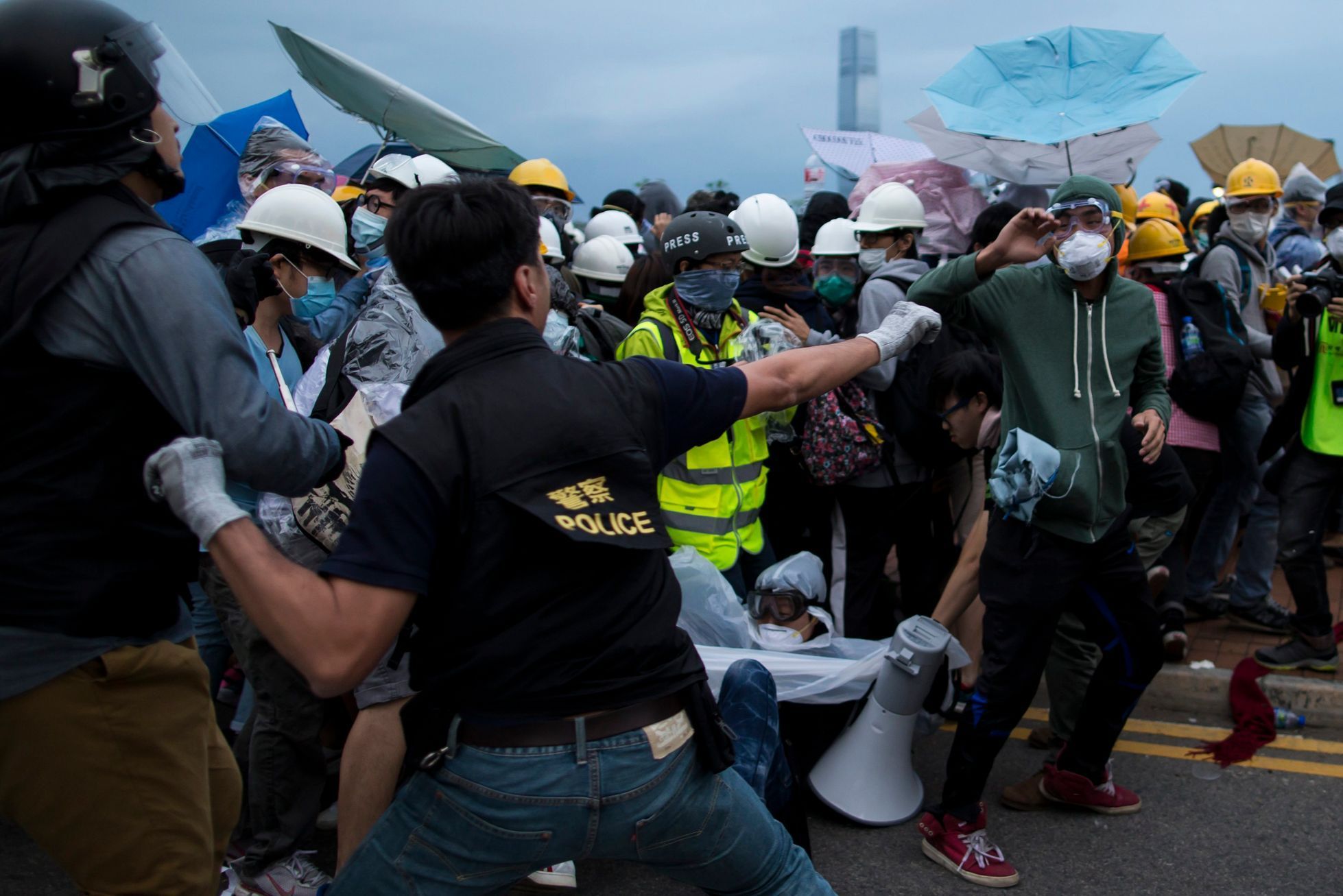 Střety demonstrantů s policisty v Hongkongu - 1. prosince