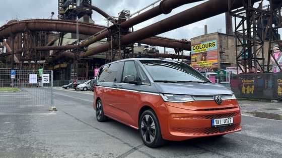 Tip na festivalovou káru. Proč budou mít VW Multivan s postelí rádi přestárlí rockeři