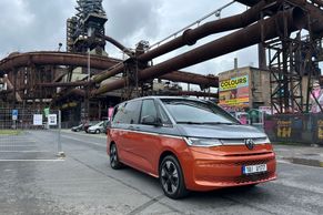 Tip na festivalovou káru. Proč budou mít VW Multivan s postelí rádi přestárlí rockeři