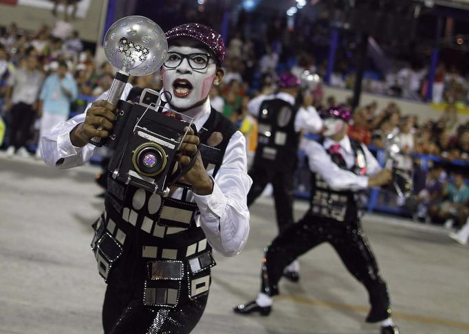 Revellers of the Salgueiro samba school participate on the first night of the annual carnival parade in Rio de Janeiro's Sambadrome, February 10, 2013. REUTERS/Pilar Olivares (BRAZIL - Tags: SOCIETY) Published: Úno. 11, 2013, 1:24 dop.