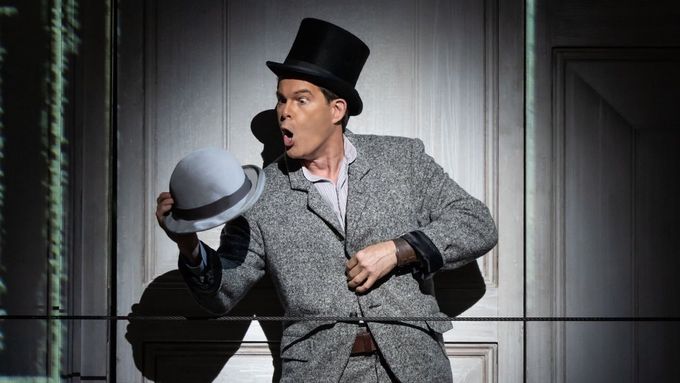 Na loňském snímku z londýnské Královské opery je Gerald Finley jako Leporello v inscenaci Mozartovy opery Don Giovanni.