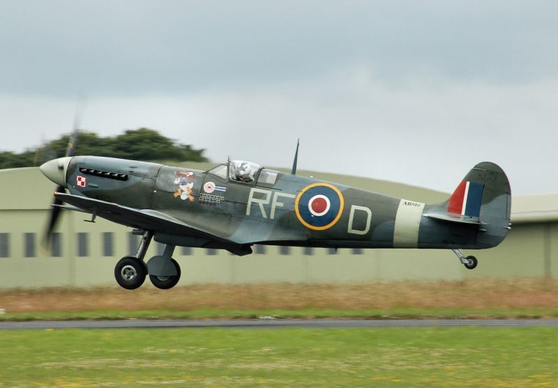 Spitfire AB910, letoun historické letky britského Královského letectva