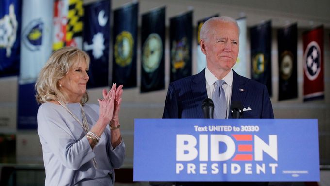 Bývalý americký viceprezident Joe Biden s manželkou.