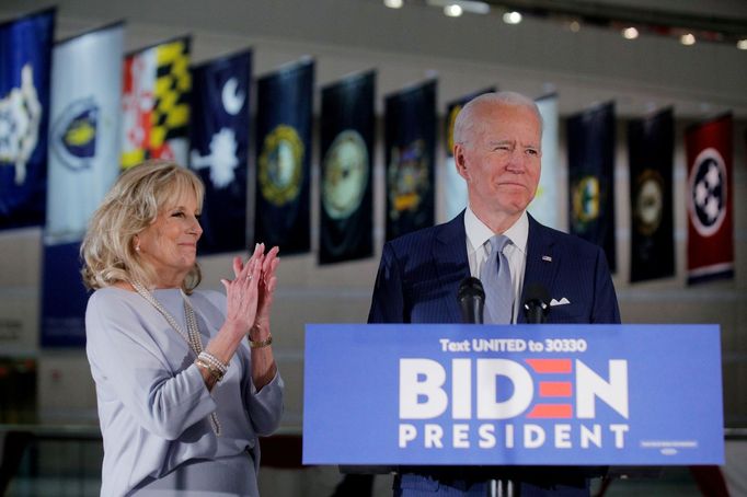 Bývalý americký viceprezident Joe Biden s manželkou.