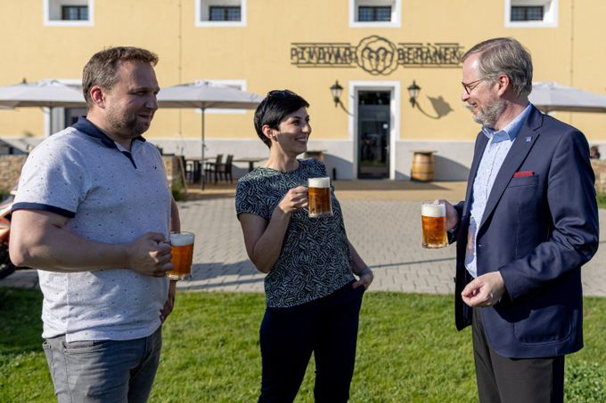 Pivo nesmí v kampani chybět. Lídři stran koalice Spolu - Marian Jurečka, Markéta Pekarová Adamová a Petr Fiala.