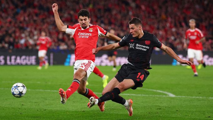 Tomás Araújo a Patrik Schick v zápase LM Benfica - Bayer Leverkusen
