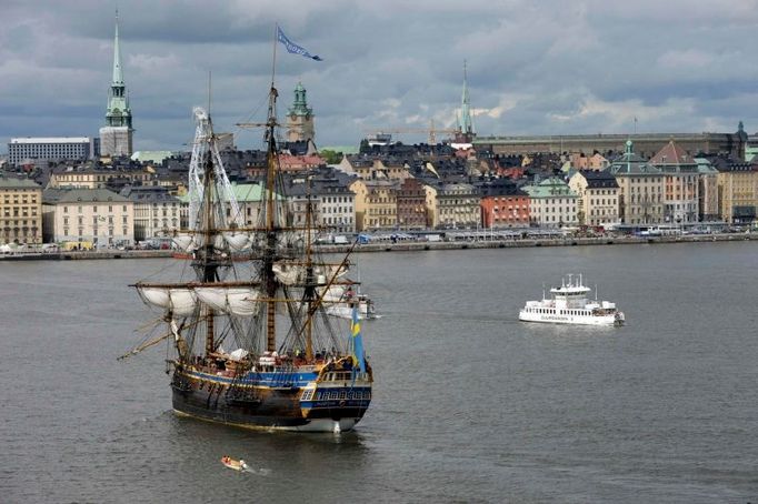 Do Stockholmu už připlula i švédská loď Gotheborg, která je přesnou replikou historické východoindické obchodní lodi. I ona bude kulisou pohádkové svatby. Snímek přibližuje švédskou metropoli - staré město je v pozadí, napravo královský palác.