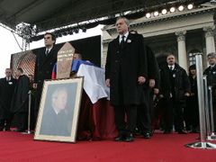 Rakev, zahalená do státní vlajky, byla vystavena na stejném prostranství, kde davy hrozících Srbů v říjnu 2000 skandovaly 