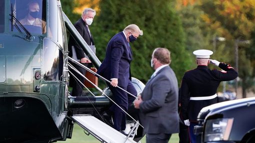 Donald Trump vystupuje z vrtulníku, který ho odvezl do nemocnice.