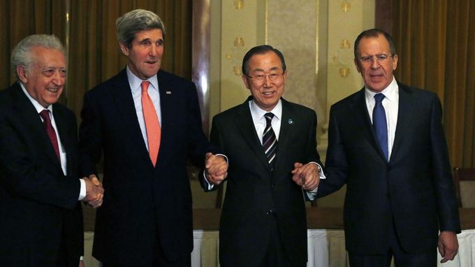 Zmocněnec OSN a Ligy arabských států pro Sýrii Lachdar Brahímí, ministr zahraničí USA John Kerry, generální tajemník OSN Pan Ki-mun a ruský ministr zahraničí Sergej Lavro