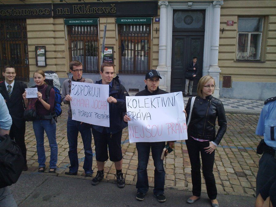 Demonstrace proti Romanu Jochovi