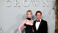 Lady Dianu a prince Charlese ztvárnili Elizabeth Debicki a Dominic West. Ten na premiéře vyzval diváky, aby krále Karla III. nesoudili příliš tvrdě a byli shovívaví. West se kvůli přípravě seriálu s králem opakovaně setkal. "Měl jsem pro něj pochopení i soucit, to byla jedna z výzev a zároveň radostí při jeho hraní. Nemyslím, že pátá řada je lichotivá, ale myslím, že je spravedlivá," řekl West.