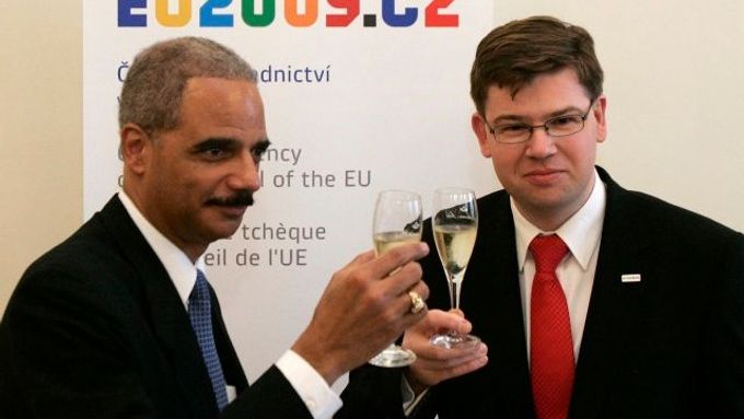 Eric Holder a Jiří Pospíšil během pražského zasedání Trojky ministrů vnitra a spravedlnosti EU a USA