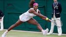 Americká tenistka Serena Williamsová odráží míček na Kazašku Jaroslavu Švedovovou v osmifinále Wimbledonu 2012.