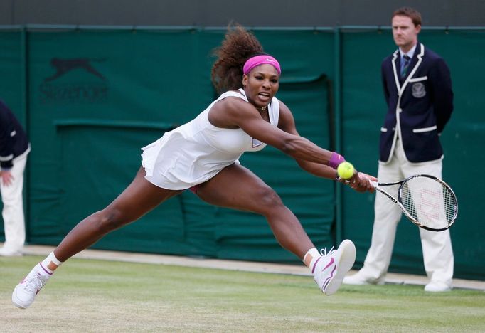 Americká tenistka Serena Williamsová odráží míček na Kazašku Jaroslavu Švedovovou v osmifinále Wimbledonu 2012.