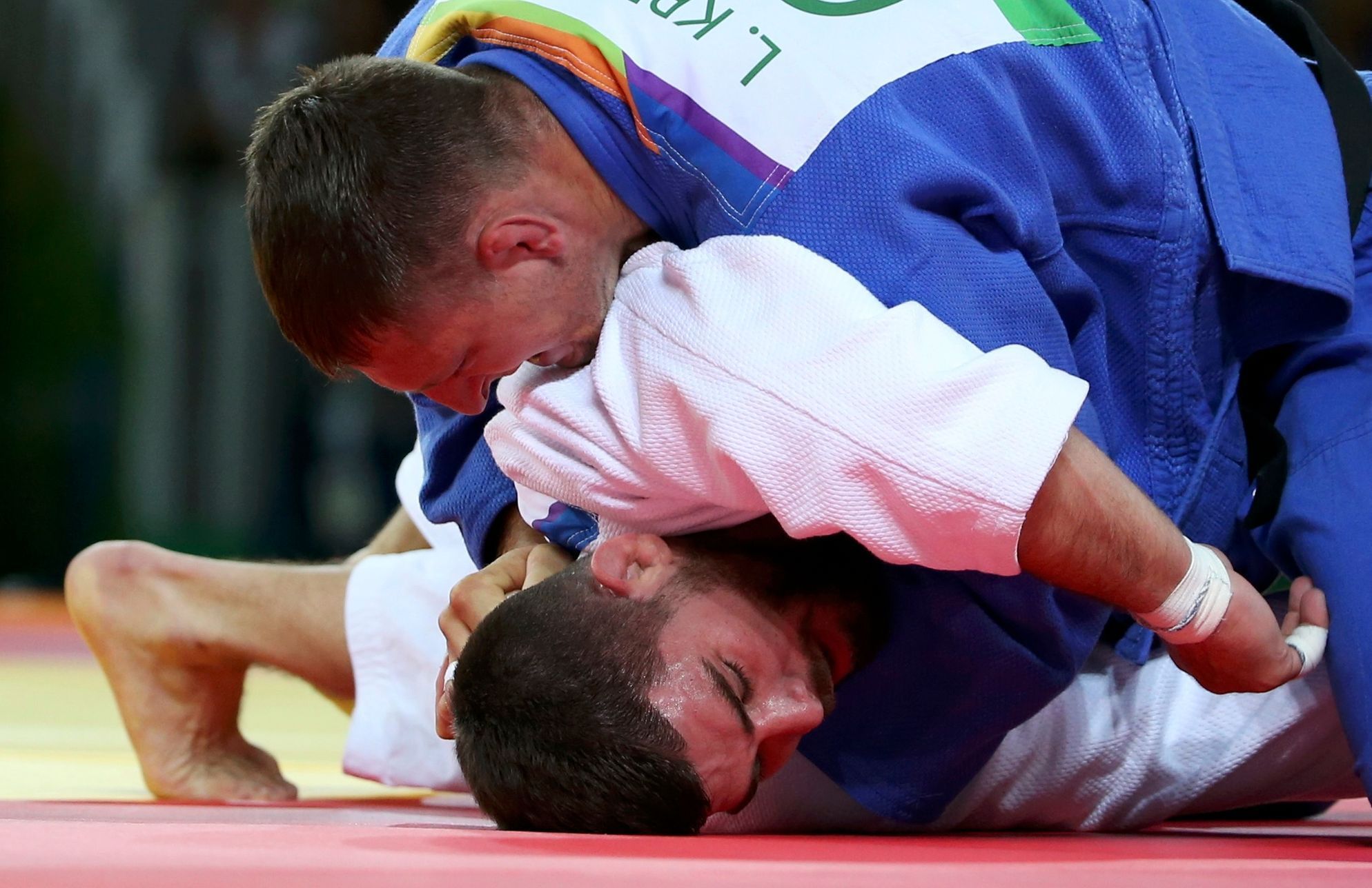 OH 2016, judo do 100 kg, semifinále: Lukáš Krpálek (v modrém) a Cyrille Maret (FRA)
