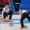 Zuzana Paulová a Tomáš Paul v zápase smíšených dvojic v curlingu Česko - Norsko na ZOH 2022