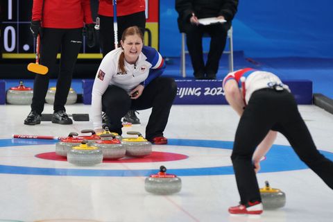 Zuzana Paulová a Tomáš Paul v zápase smíšených dvojic v curlingu Česko - Norsko na ZOH 2022