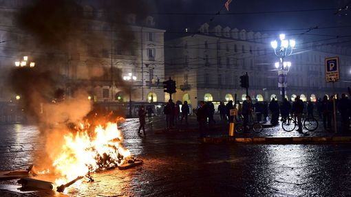 Protesty proti koronavirovým opatřením v Turíně.