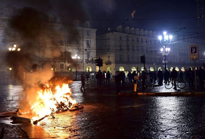 Protesty proti koronavirovým opatřením v Turíně.