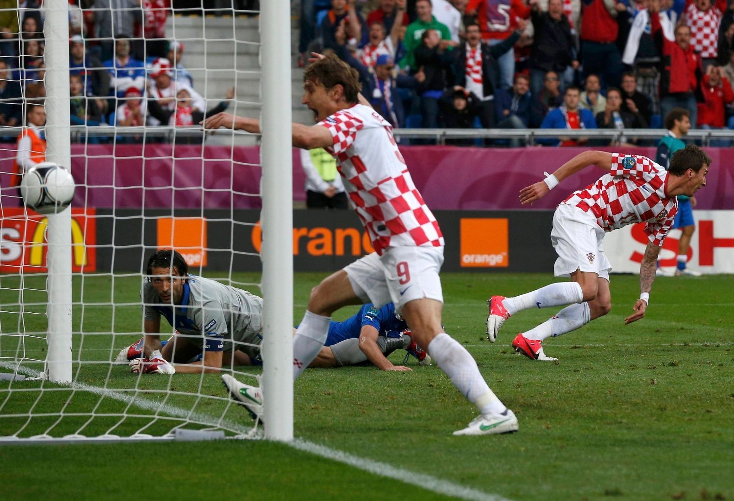 Nikica Jelavič a Mario Mandžukič se radují z gólu druhého z nich v utkání Chorvatska s Itálií ve skupině C na Euru 2012