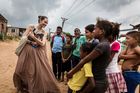 Venezuela částečně otevřela hranice s Kolumbií. Oblast navštívila herečka Jolie