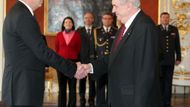 Zeman nového ministra uznává jako profesionála. "My všichni víme, že v minulých vládách, ať byly levicové nebo pravicové, ne všechny ministry obrany bylo možné označit za profesionály," podotkl prezident při jmenování. Pickovi popřál mnoho úspěchů.