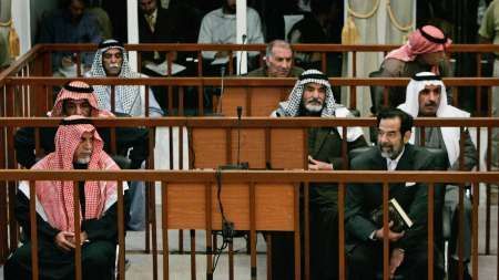 Saddám Husajn a sedm zbylých obžalovaných před soudem