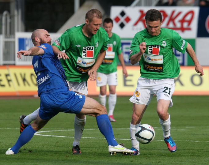 Nezmar, Piták a Lafata bojují o míč v utkání Jablonec - Liberec.