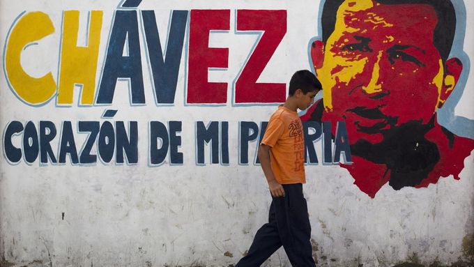 Když Chávez v říjnu vyhrál volby, předstíral, že je zdravotně zcela v pořádku. Snímek z ulic Caracasu