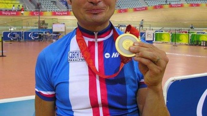 Cyklista Jiří Ježek se raduje už z druhého paralympijského zlata.
