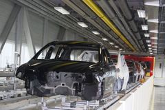Český průmysl dál roste, nejvíc pomáhá výroba aut