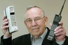 Mobilní telefon slaví 35 let. Podívejte se, jak se z cihly stal smartphone