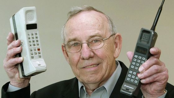 Šéf designéru Rudy Krolopp s telefonem DynaTAC 8000x (vlevo). Klikněte pro vstup do galerie.