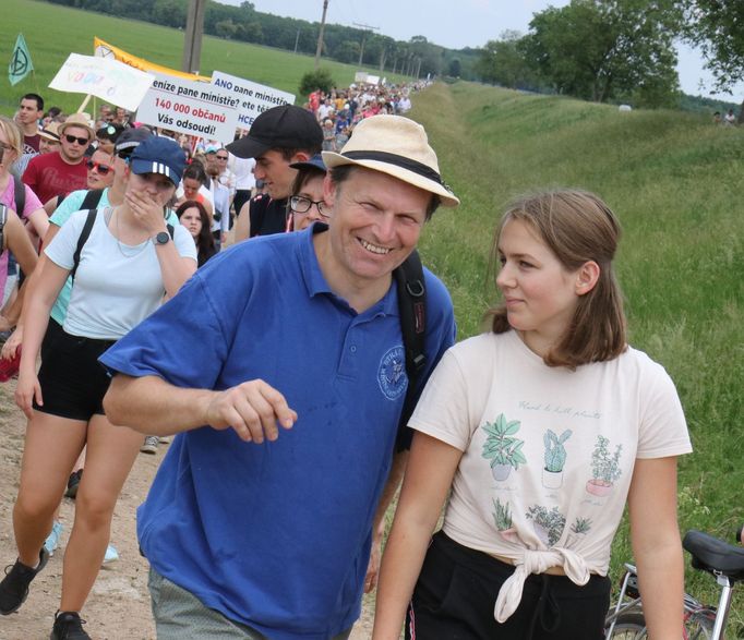 Protestní pochod lidí proti těžbě štěrkopísku a na ochranu pitné vody na Hodonínsku.