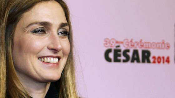 Herečka Julie Gayet se na veřejnosti objevila poprvé od odhalení jejího vztahu s prezidentem Hollandem.