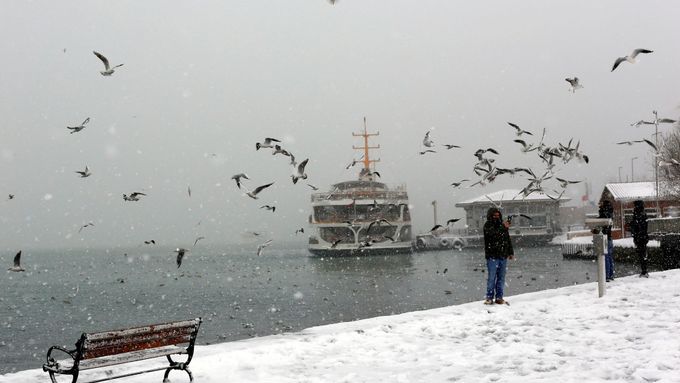 Obrazem: Sníh napadl i tam, kde ho moc nečekali. V Istanbulu, Kábulu či New Yorku