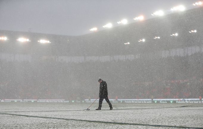 Zasněžené hřiště Stoke City.