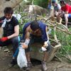 V Gruzii pomáhá tisíce mladých při odklízení trosek po záplavách