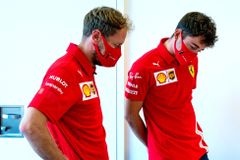 Pohřeb klaunů na traktoru. Trapas Ferrari na Red Bull Ringu bavil